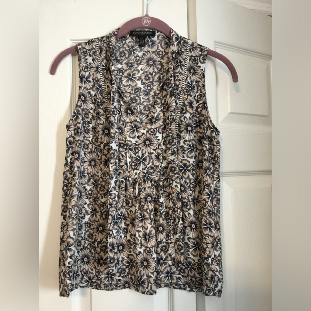 Sleeveless blouse, flower print